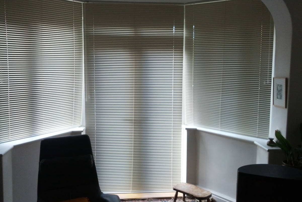 Aluminium Venetian Blinds in a Modern Living Room